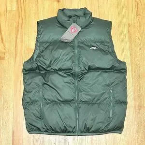 NIKE TF CLUB VEST PRIMALOFT グリーン　 XL Nike Sportswear Club PrimaLoft Puffer Vest Pine Green FB7373